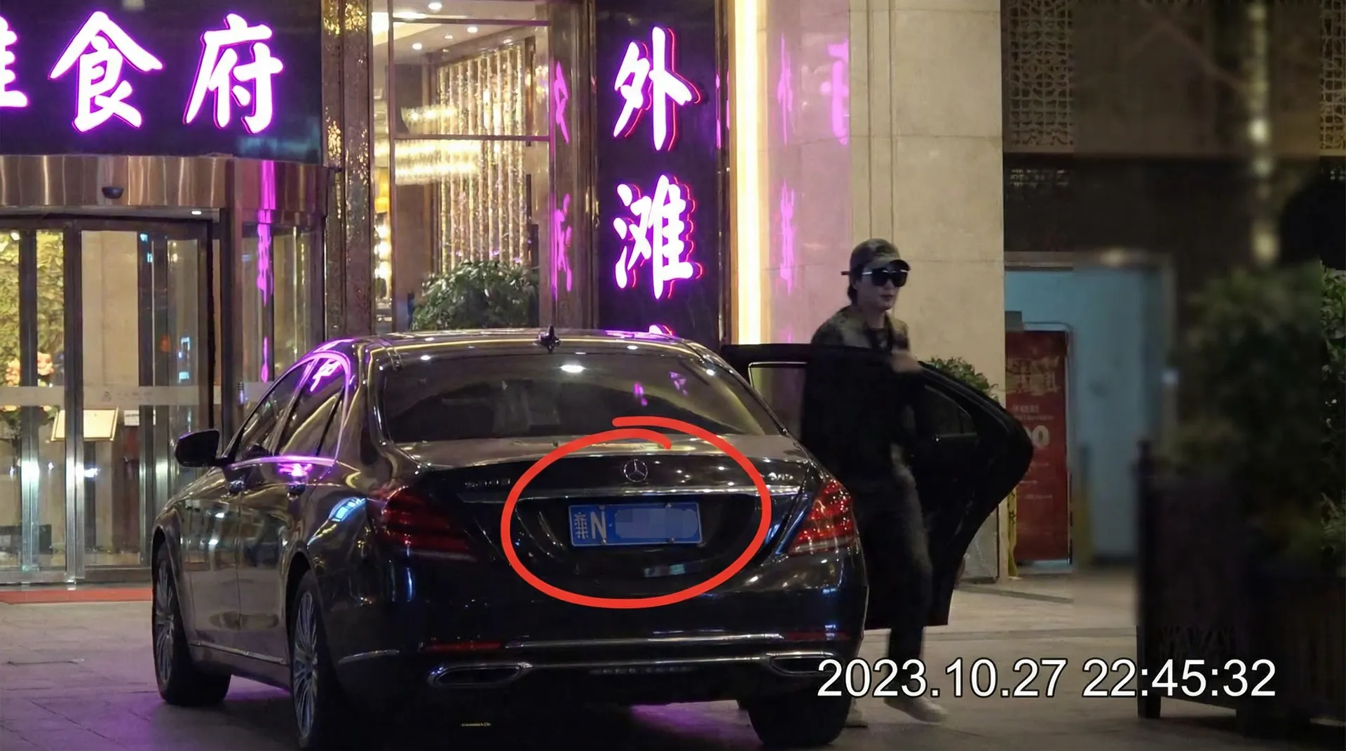 绿帽社 - 豪车餐厅外偷拍