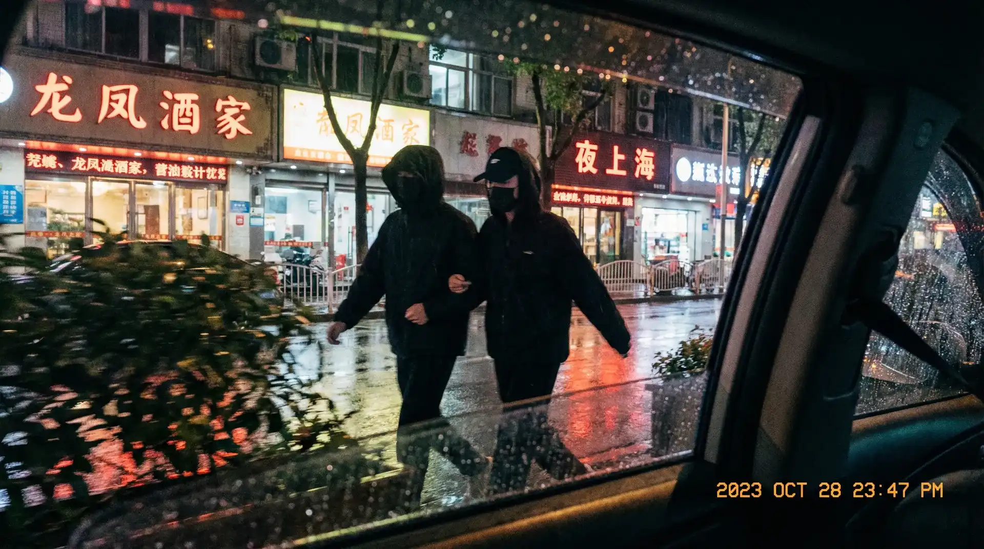 绿帽社 - 顶流明星深夜密会现场抓拍照片